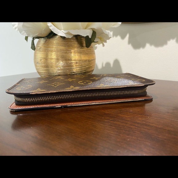 Authentic Louis Vuitton zippy wallet - Picture 2 of 14